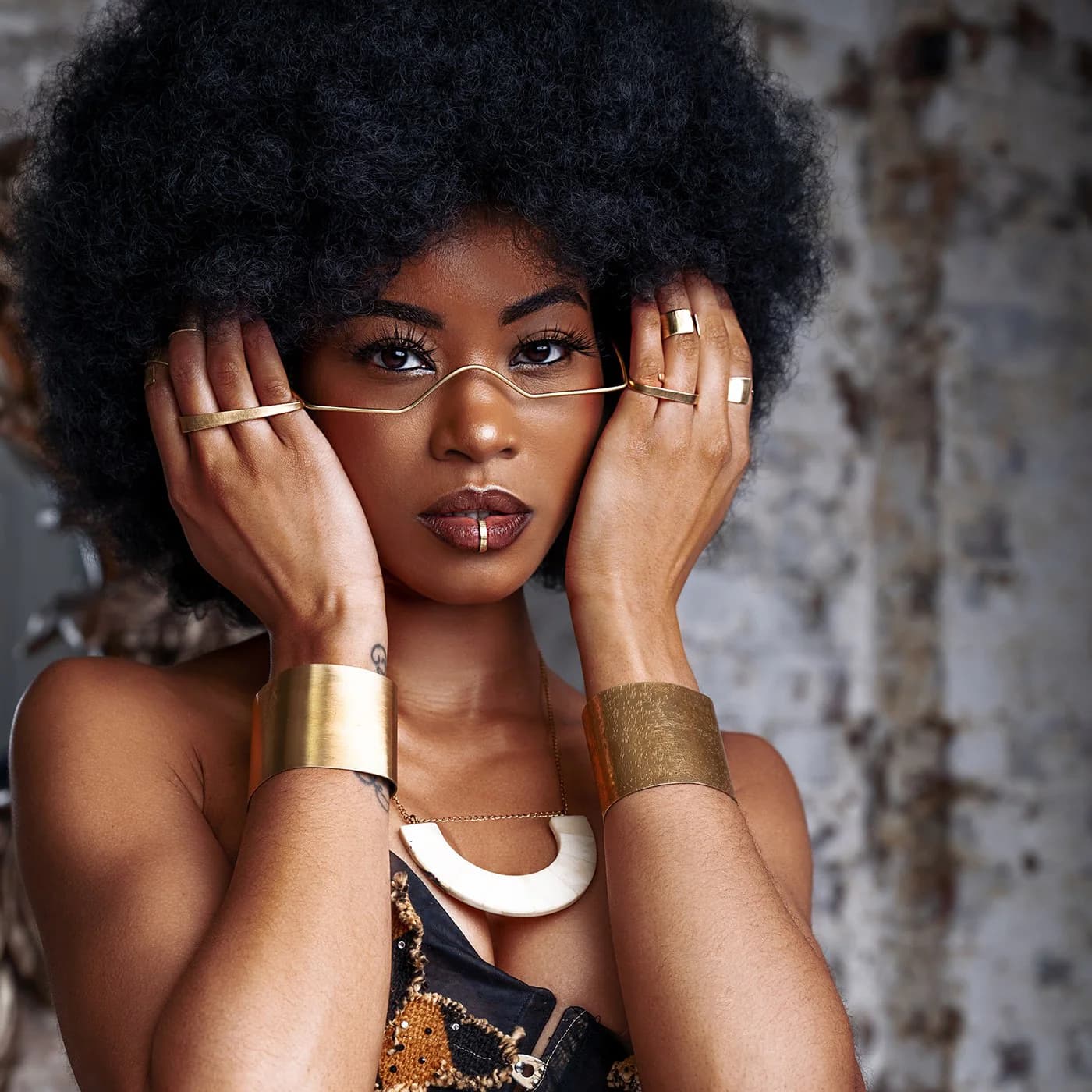 BIJOU SCULPTURAL EN OR RECYCLÉ